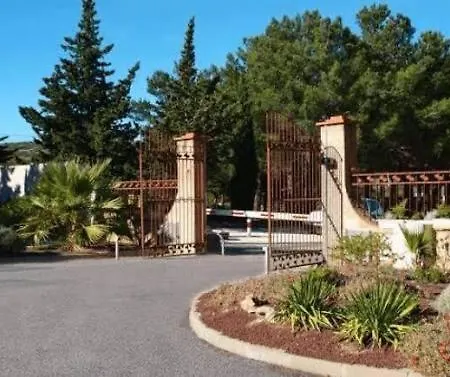 Enchanted Getaway Between Pine Forest And Pond Fitou